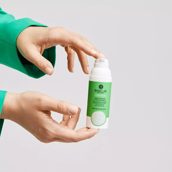 BasicLab Zaawansowana Lekka Emulsja z 3% Kompleksem Komórek Macierzystych z Noni i 1% Glicyryzyny  Najlepsze Rozwiązanie na Trądzik dla Skóry Tłustej i Mieszanej (50 ml)