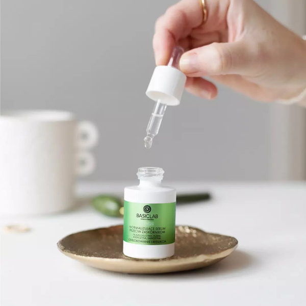 BasicLab Serum Przeciw Zaskórnikom z 5% Azeloglicyną i 1% BHA dla Czystej Skóry - 15 ml