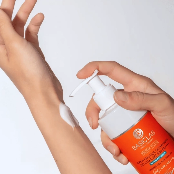 BasicLab Dermocosmetics Protecticus Lekka Emulsja Ochronna do Ciała SPF 50 300ml