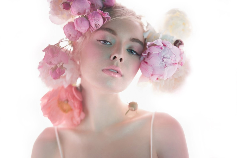 Eveline Flower Garden Kremowy Błyszczyk do Ust Nr 03 Magnolia Charm Vegan 4,5ml